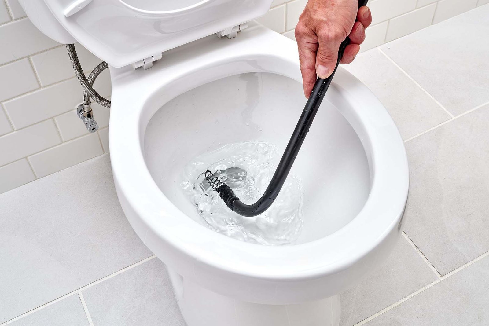 Toilet wordt ontstopt door Loodgieter Amsterdam Amstel